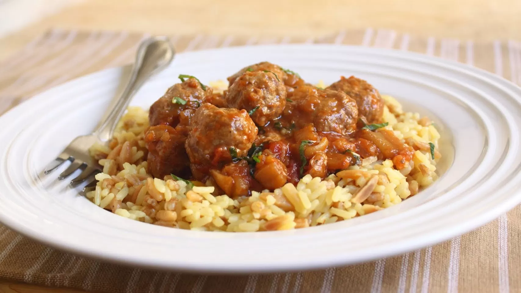 Receta para alimentar a la familia por menos de $1.000: albóndigas con arroz y salsa casera Receta para alimentar a la familia por menos de $1.000: albóndigas con arroz y salsa casera