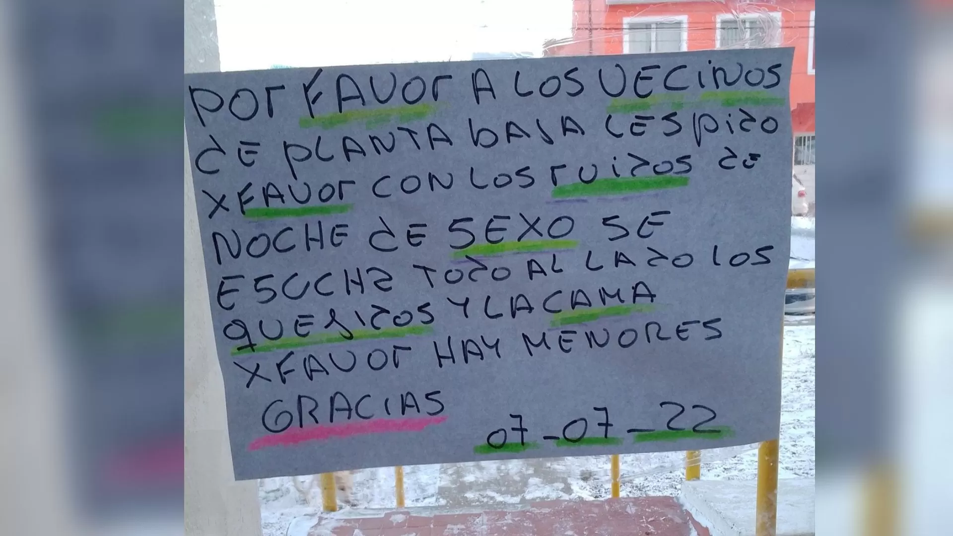 Se cansaron de los “ruidos de sexo” de su vecino y lo escracharon con un  cartel en la entrada del edificio | La Opinión Austral