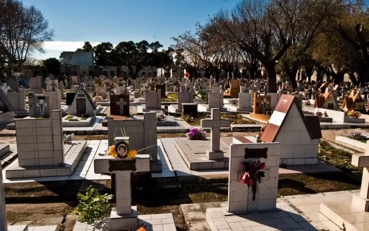 Macabro: encontraron el cuerpo calcinado de una mujer en el cementerio 