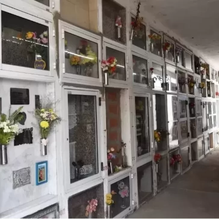 Profanaron una tumba y dejaron el cadáver sentado en un banco del cementerio: “Habría sido un rito satánico o umbanda” Profanaron una tumba y dejaron el cadáver sentado en un banco del cementerio: “Habría sido un rito satánico o umbanda”