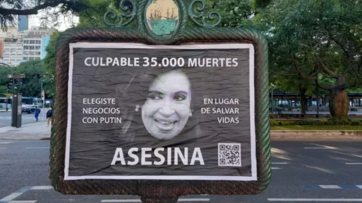 Los agresores que pegaron afiches contra Cristina Kirchner en Buenos Aires, fueron identificados por la Policía