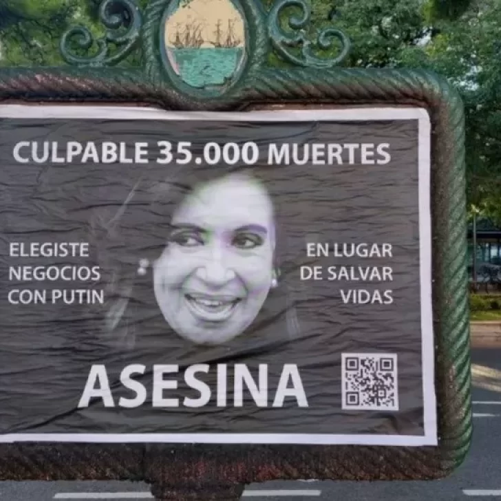 Los agresores que pegaron afiches contra Cristina Kirchner en Buenos Aires, fueron identificados por la Policía Los agresores que pegaron afiches contra Cristina Kirchner en Buenos Aires, fueron identificados por la Policía