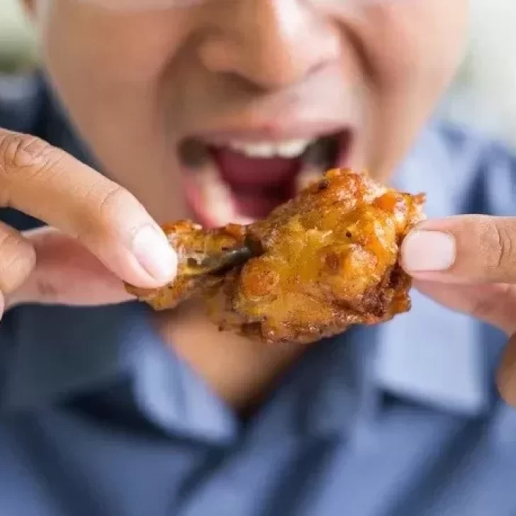 Receta infantil: alitas de pollo crocantes para comer con la mano