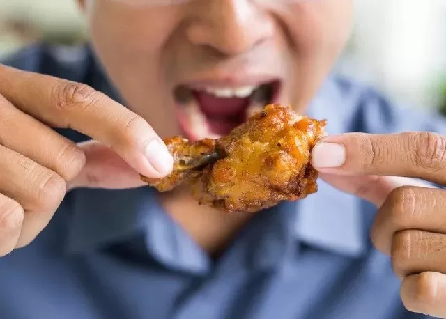 Receta infantil: alitas de pollo crocantes para comer con la mano