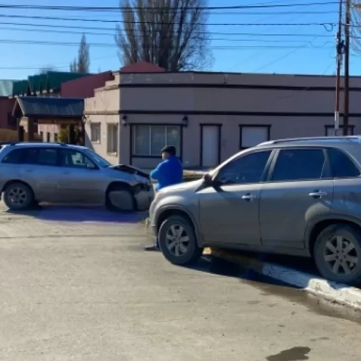 Perdió el control de su auto y terminó chocando un poste de luz