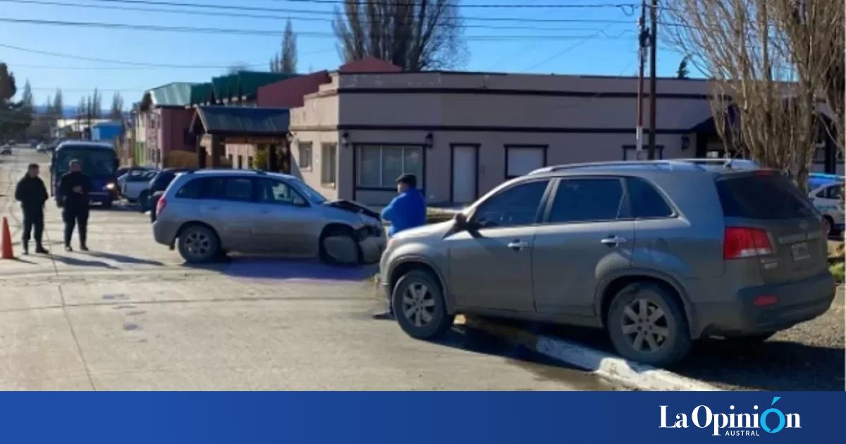 Perdió el control de su auto y terminó chocando un poste de luz | La ...