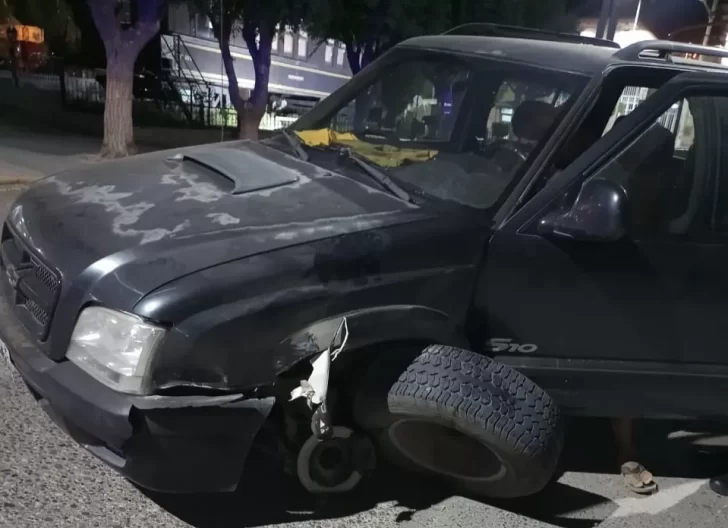 Perdió el control de la camioneta y terminó contra un árbol | La Opinón ...