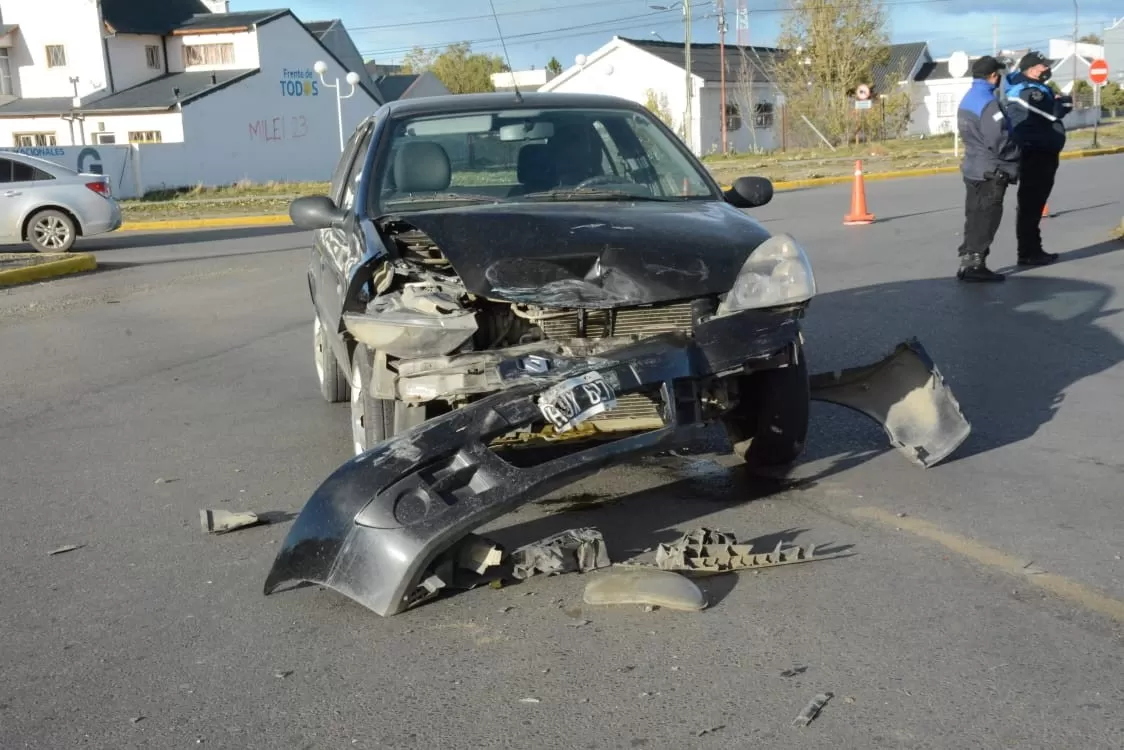 Brutal choque en Río Gallegos: dos autos quedaron destrozados en una de las esquinas de la ciudad