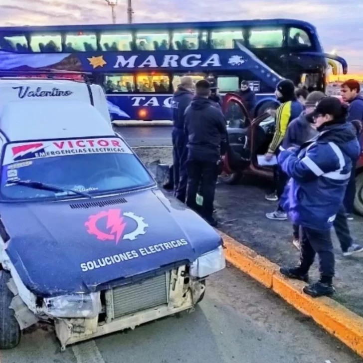 Autovía 17 de Octubre: fuerte colisión entre dos vehículos dejó importantes daños materiales