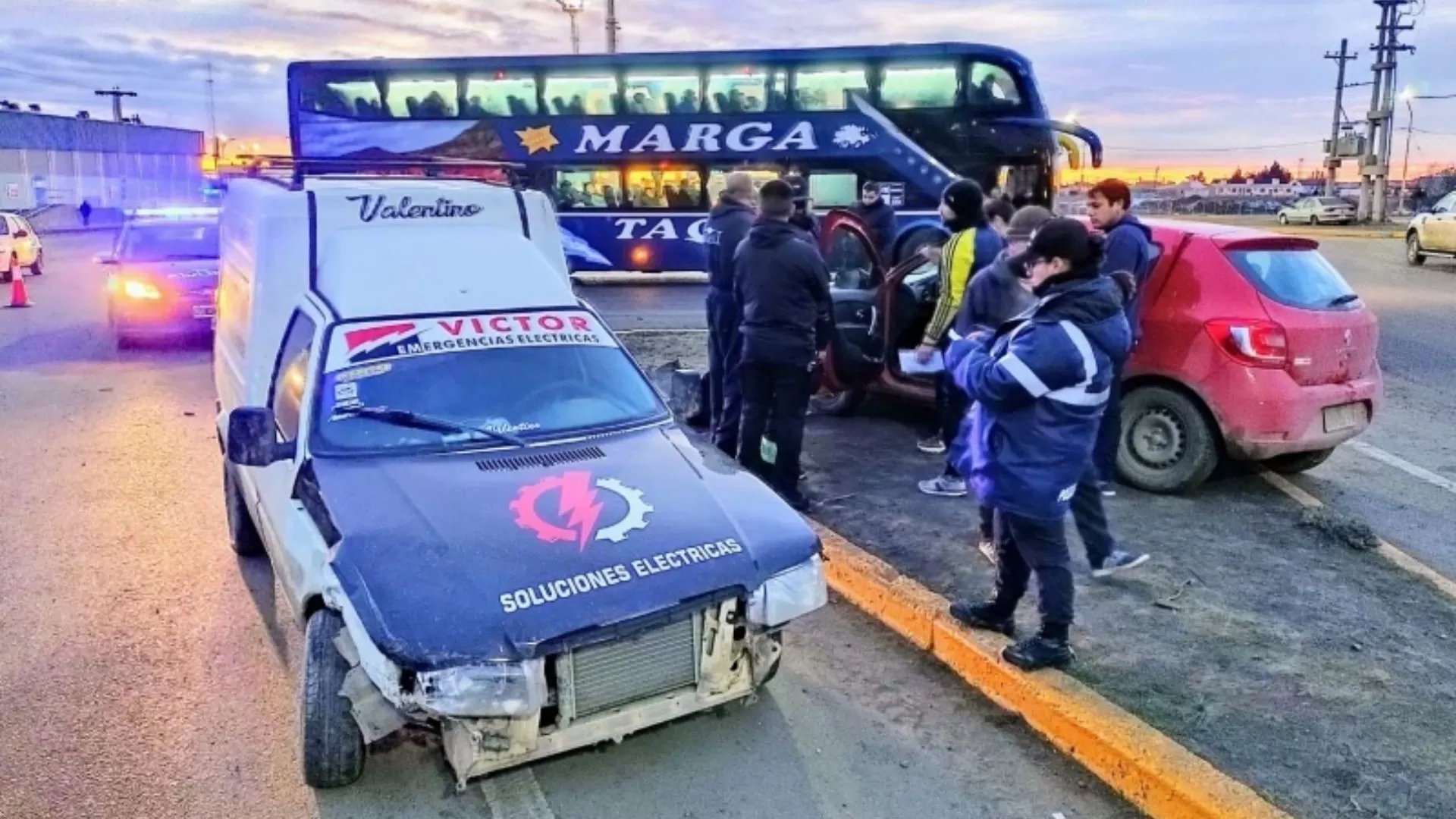 Autovía 17 de Octubre: fuerte colisión entre dos vehículos dejó importantes daños materiales