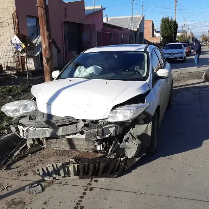 Trasladaron a una niña menor de edad tras violento choque en barrio Belgrano Trasladaron a una niña menor de edad tras violento choque en barrio Belgrano
