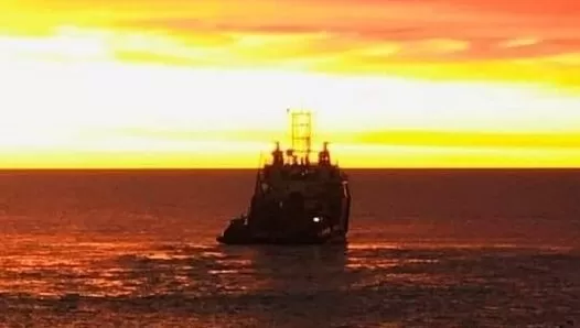 Chocaron dos buques y uno de ellos quedó partido: familiares de marineros preocupados