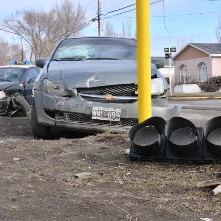 Auto chocó con un taxi y derribó un semáforo en el macrocentro de Río Gallegos: tres personas al hospital