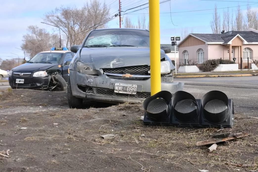 Auto chocó con un taxi y derribó un semáforo en el macrocentro de Río Gallegos: tres personas al hospital