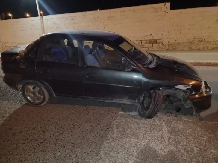 Conductor chocó otro auto, perdió una rueda y quiso escapar de la Policía: tenía 2,84 g/l de alcohol en sangre