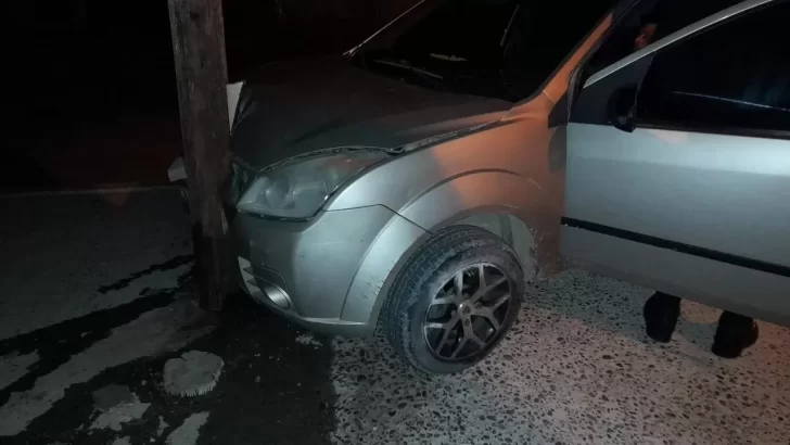 Manejaba borracho y terminó chocando de frente contra un poste de luz ...