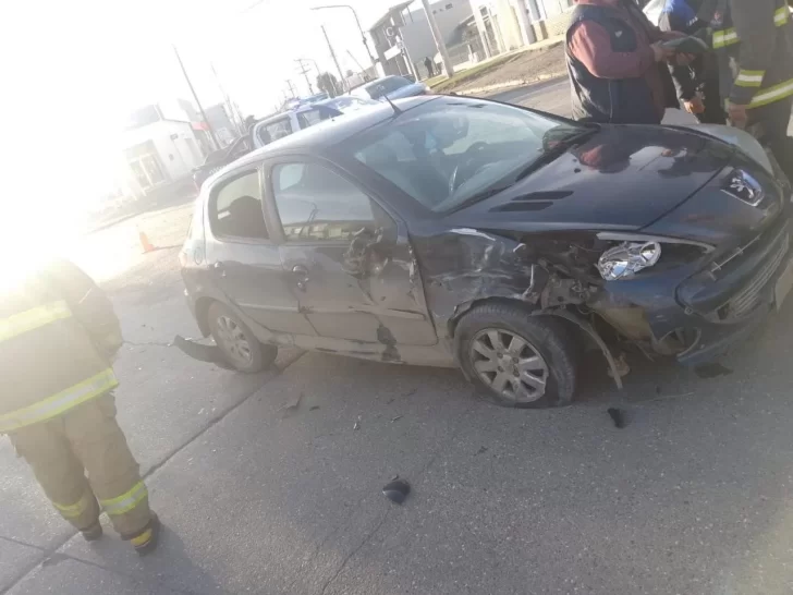 Fuerte choque entre camioneta y un auto en Caleta Olivia: hubo lesionados leves