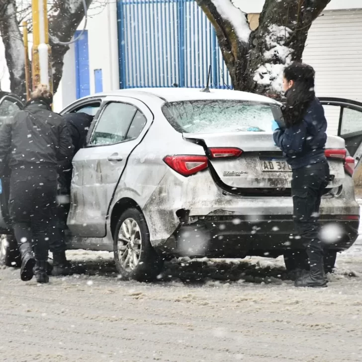 Lo demoraron por un choque y descubrieron que era un estafador: tenía un arma dentro del vehículo