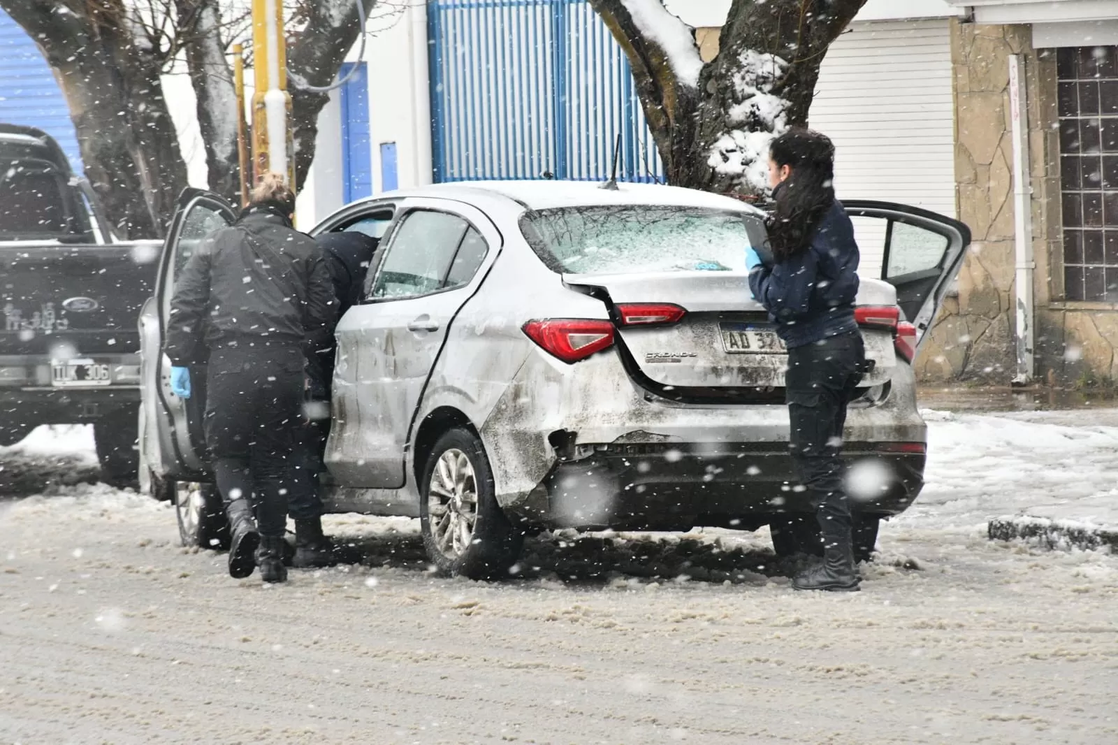 Lo demoraron por un choque y descubrieron que era un estafador: tenía un arma dentro del vehículo