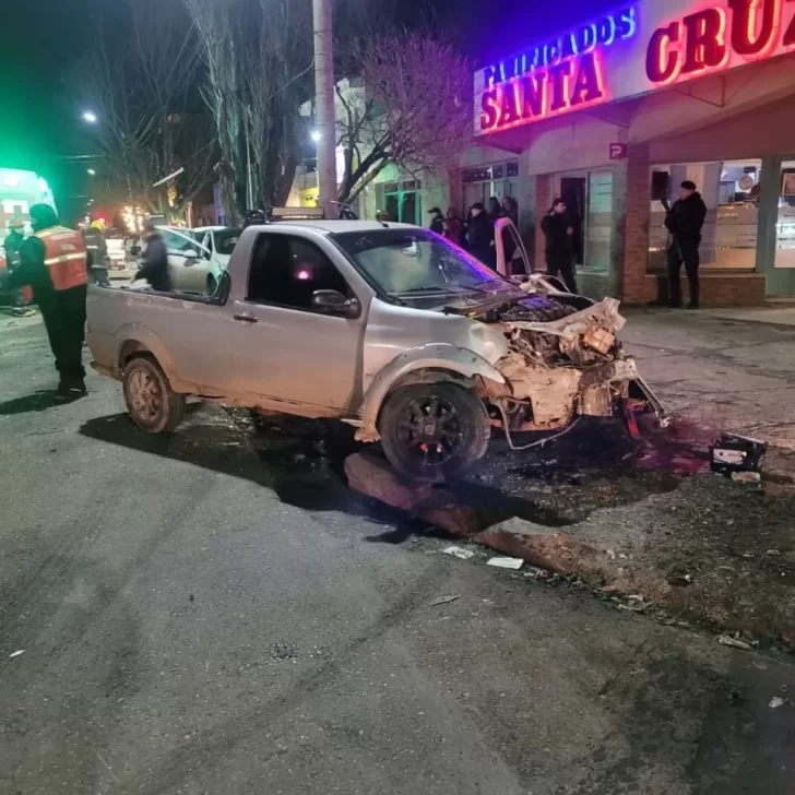 Impresionante choque en Río Gallegos: hubo graves daños y personas hospitalizadas