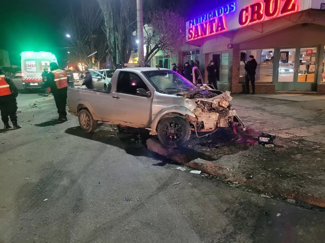 Impresionante choque en Río Gallegos: hubo graves daños y personas hospitalizadas