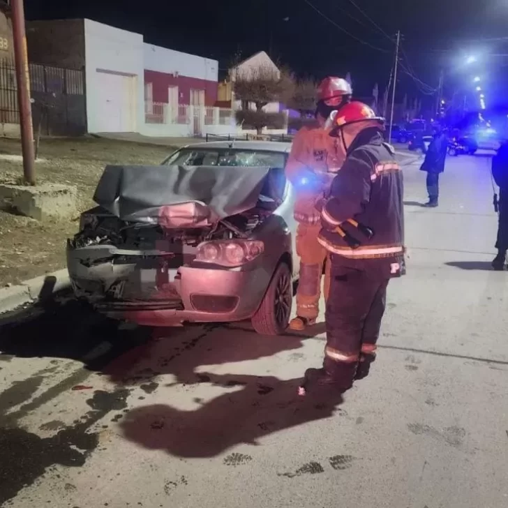 Perdió el control de su auto y terminó chocando contra una camioneta estacionada