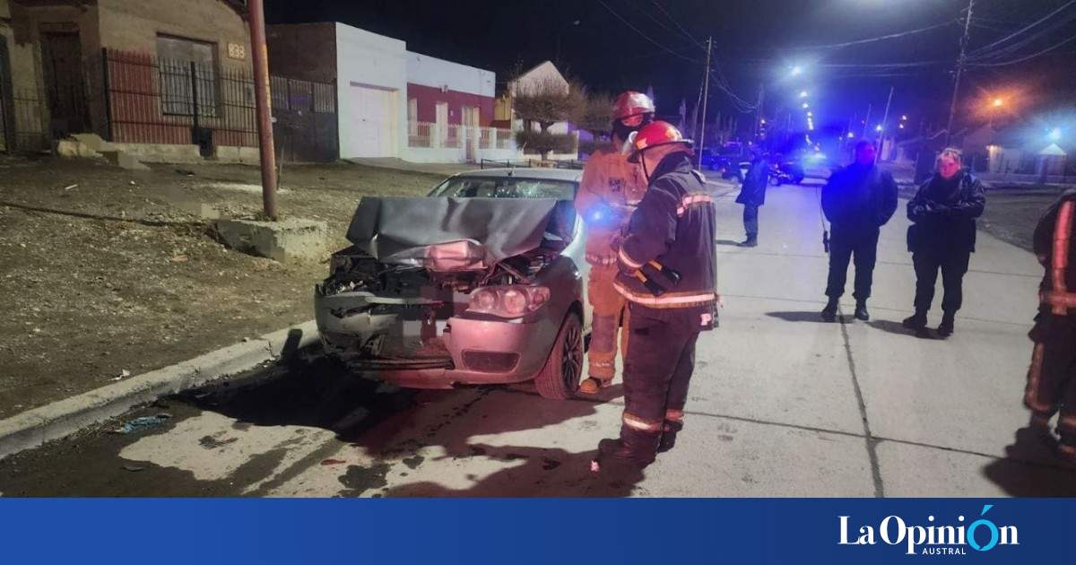 Perdió el control de su auto y terminó chocando contra una camioneta ...