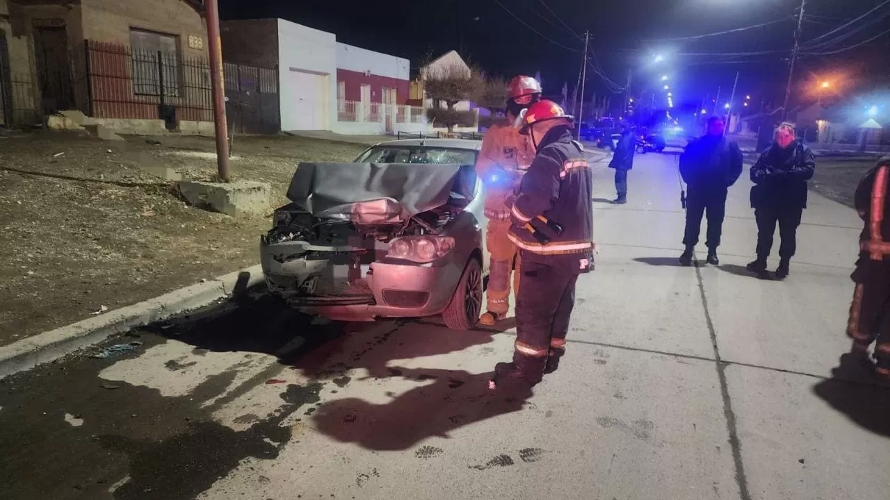 Perdió el control de su auto y terminó chocando contra una camioneta estacionada