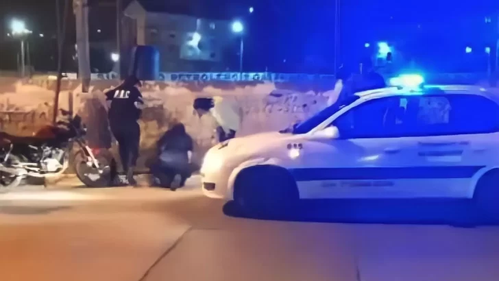 Choque entre un auto y una moto dejó como saldo a una mujer lesionada ...