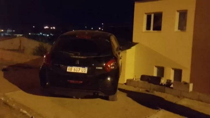 Un conductor perdió el control de su auto y chocó contra una casa | La ...