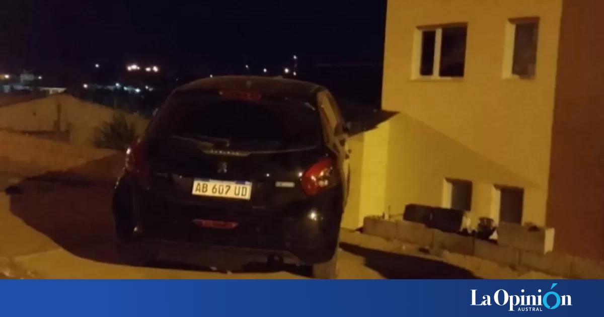 Un conductor perdió el control de su auto y chocó contra una casa | La ...
