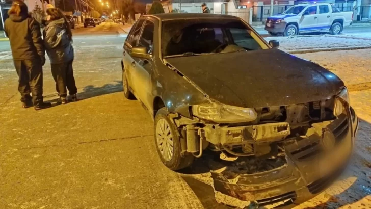 Fuerte colisión entre dos autos dejó a una mujer hospitalizada