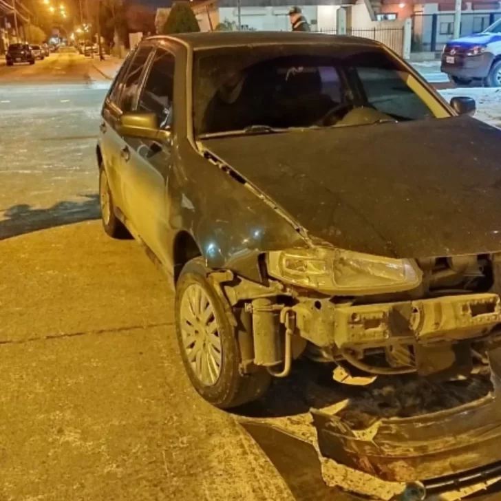 Fuerte colisión entre dos autos dejó a una mujer hospitalizada