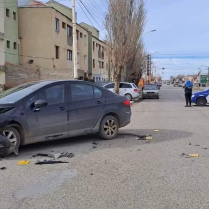 Una camioneta embistió a un auto y huyó del lugar