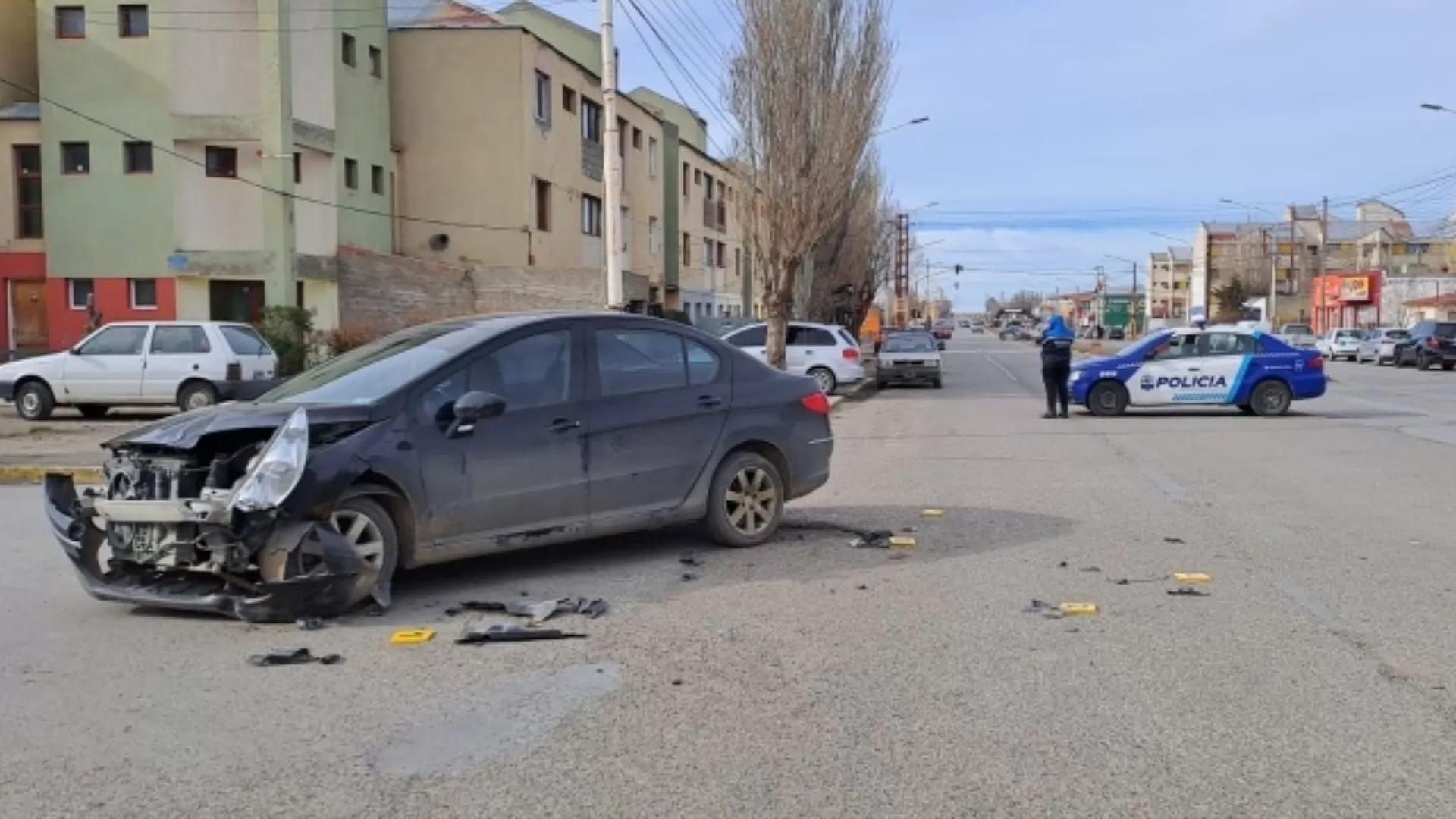 Una camioneta embistió a un auto y huyó del lugar