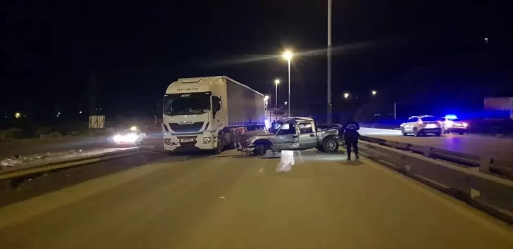 Violento choque en la Ruta 3: camioneta colisionó contra un camión y su conductor escapó