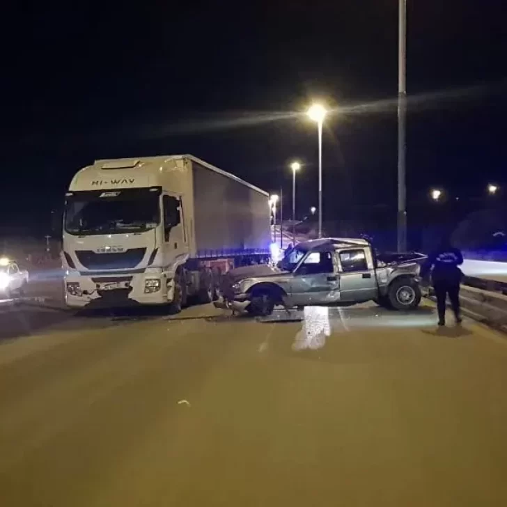 Violento choque en la Ruta 3: camioneta colisionó contra un camión y su conductor escapó
