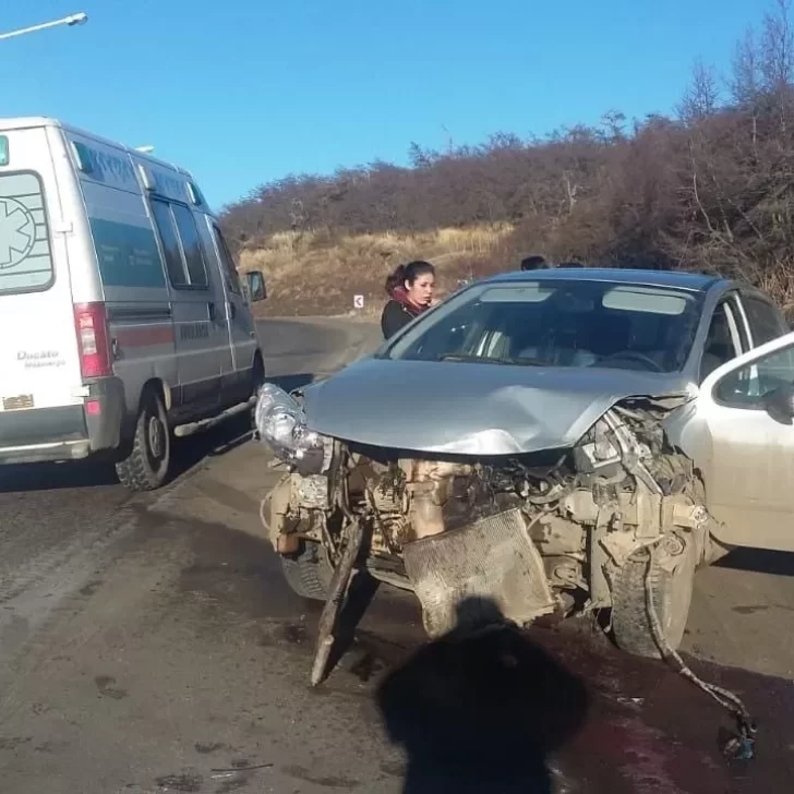 Una conductora chocó a otro automóvil de costado sobre la Ruta 40