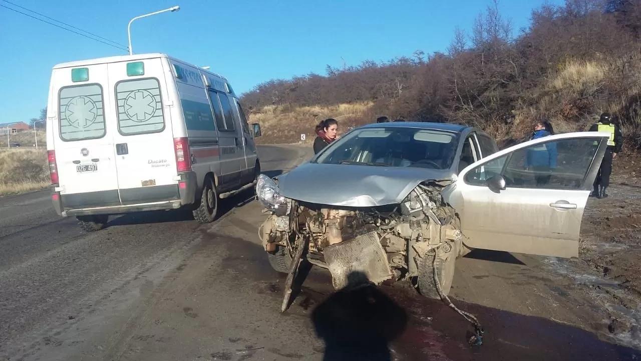 Una conductora chocó a otro automóvil de costado sobre la Ruta 40