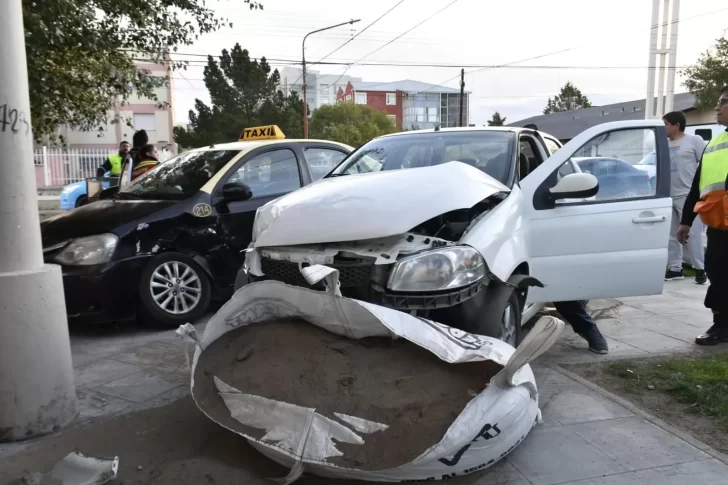 Un taxi y un remis chocaron en el centro de Río Gallegos