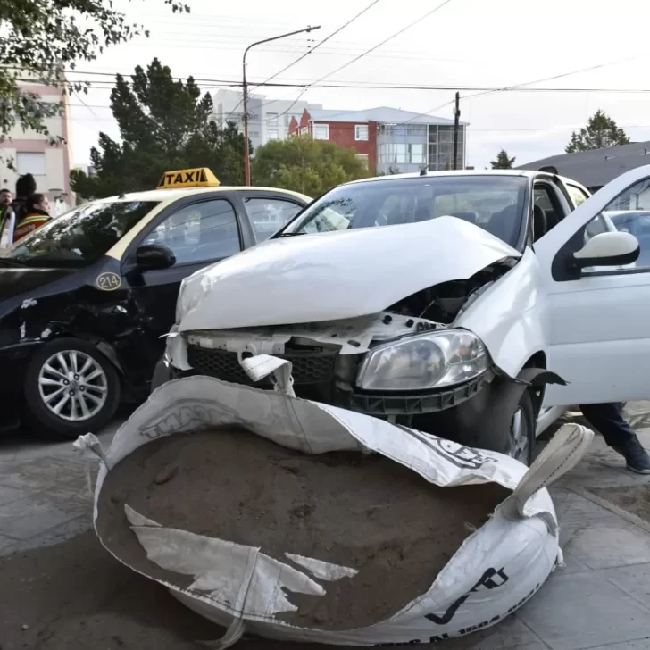 Un taxi y un remis chocaron en el centro de Río Gallegos