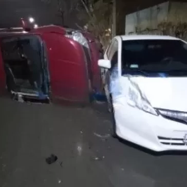 Sorprendente vuelco en el barrio El Trencito: conductor alcoholizado chocó dos autos estacionados