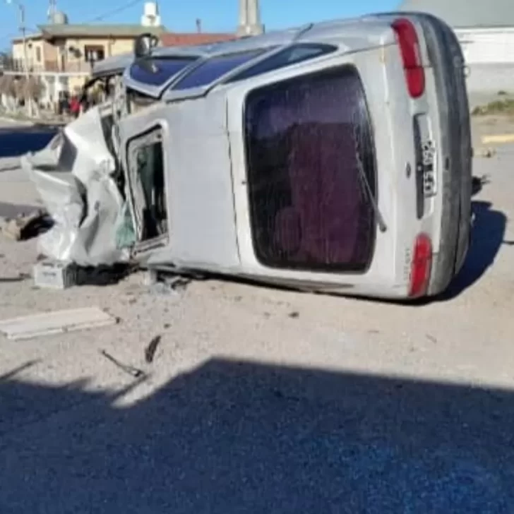 Embistieron a un camión, volcaron y salieron despedidos por el parabrisas: hay un herido de gravedad