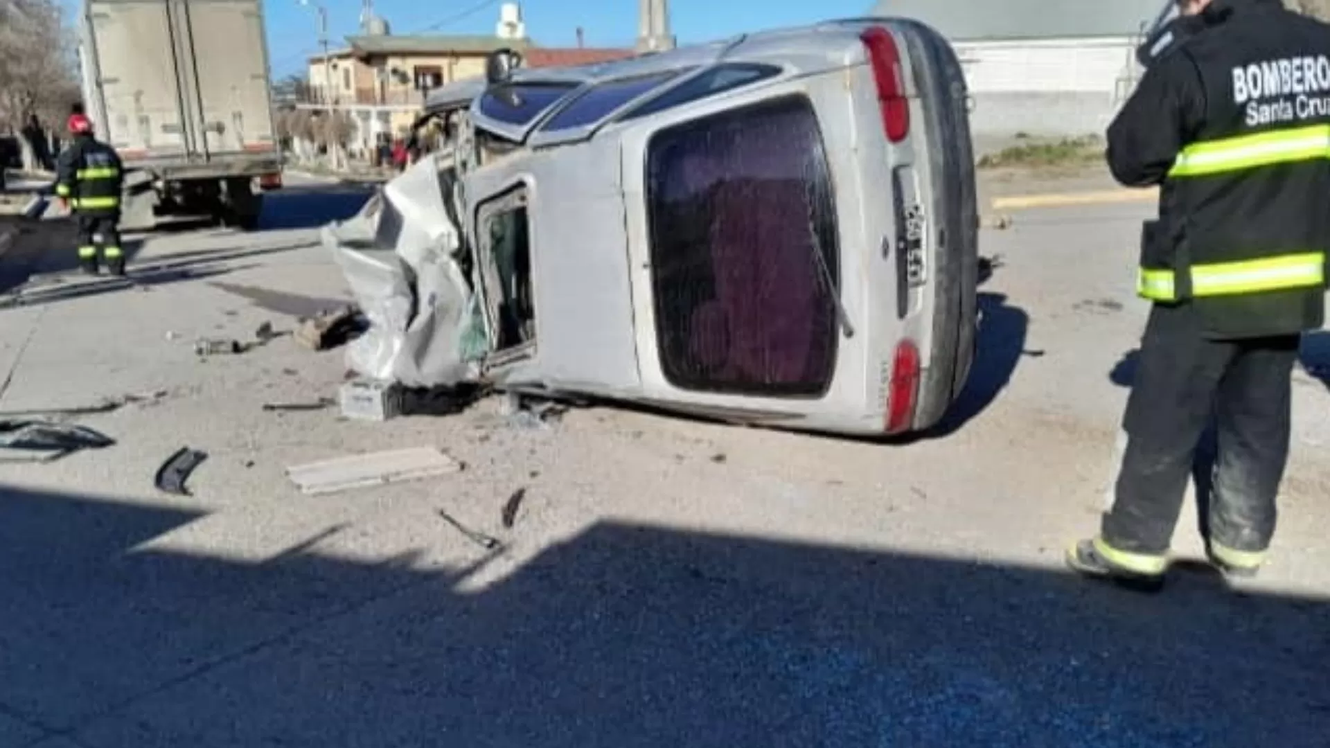Embistieron a un camión, volcaron y salieron despedidos por el parabrisas: hay un herido de gravedad