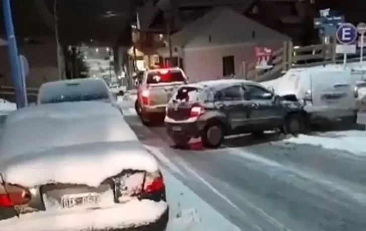 Una bajada imposible: varios autos chocaron en una esquina de Ushuaia por la escarcha