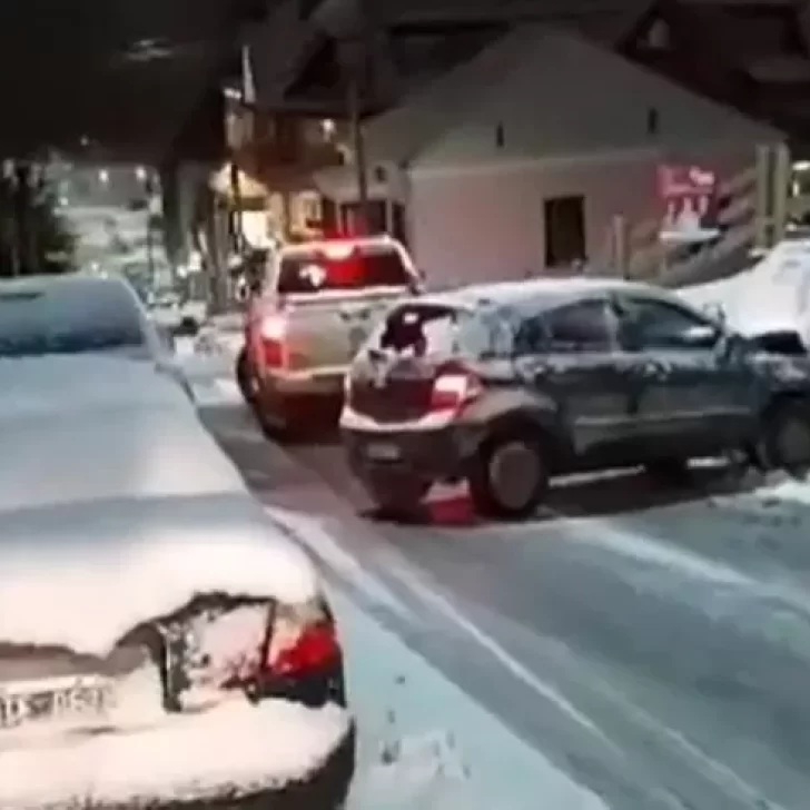 Una bajada imposible: varios autos chocaron en una esquina de Ushuaia por la escarcha