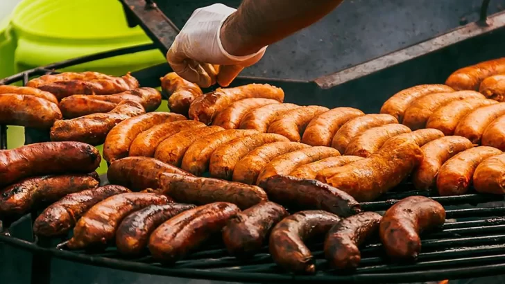 Un municipio prohibió la venta de choripanes en la calle: los increíbles motivos