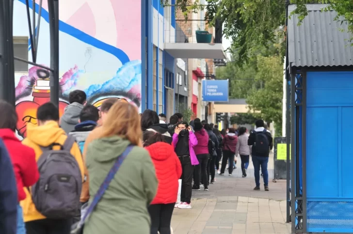 cola-busqueda-de-trabajo-desempleo-comercios-libreria-calle-kirchner-gente-5-728x483