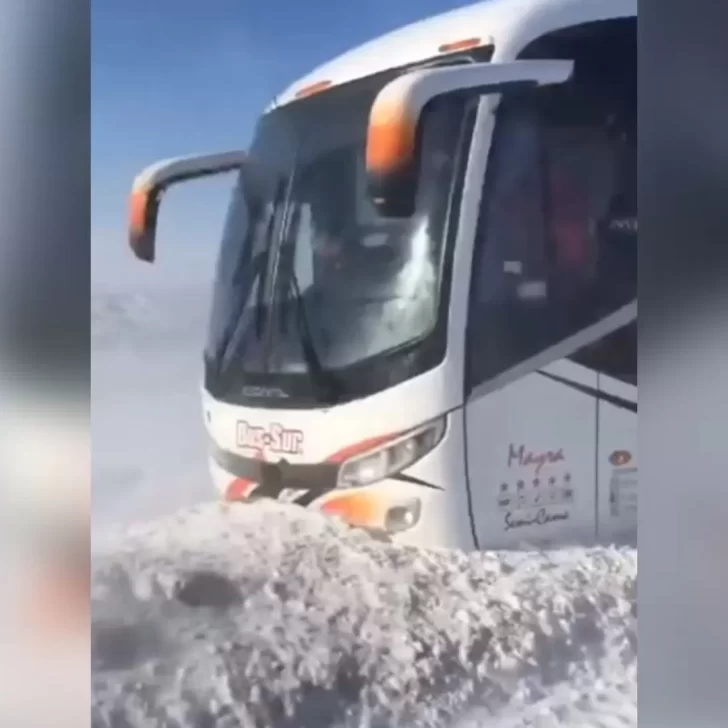 Uno colectivo quedó atascado por la nieve cerca de la Cuesta de Miguez