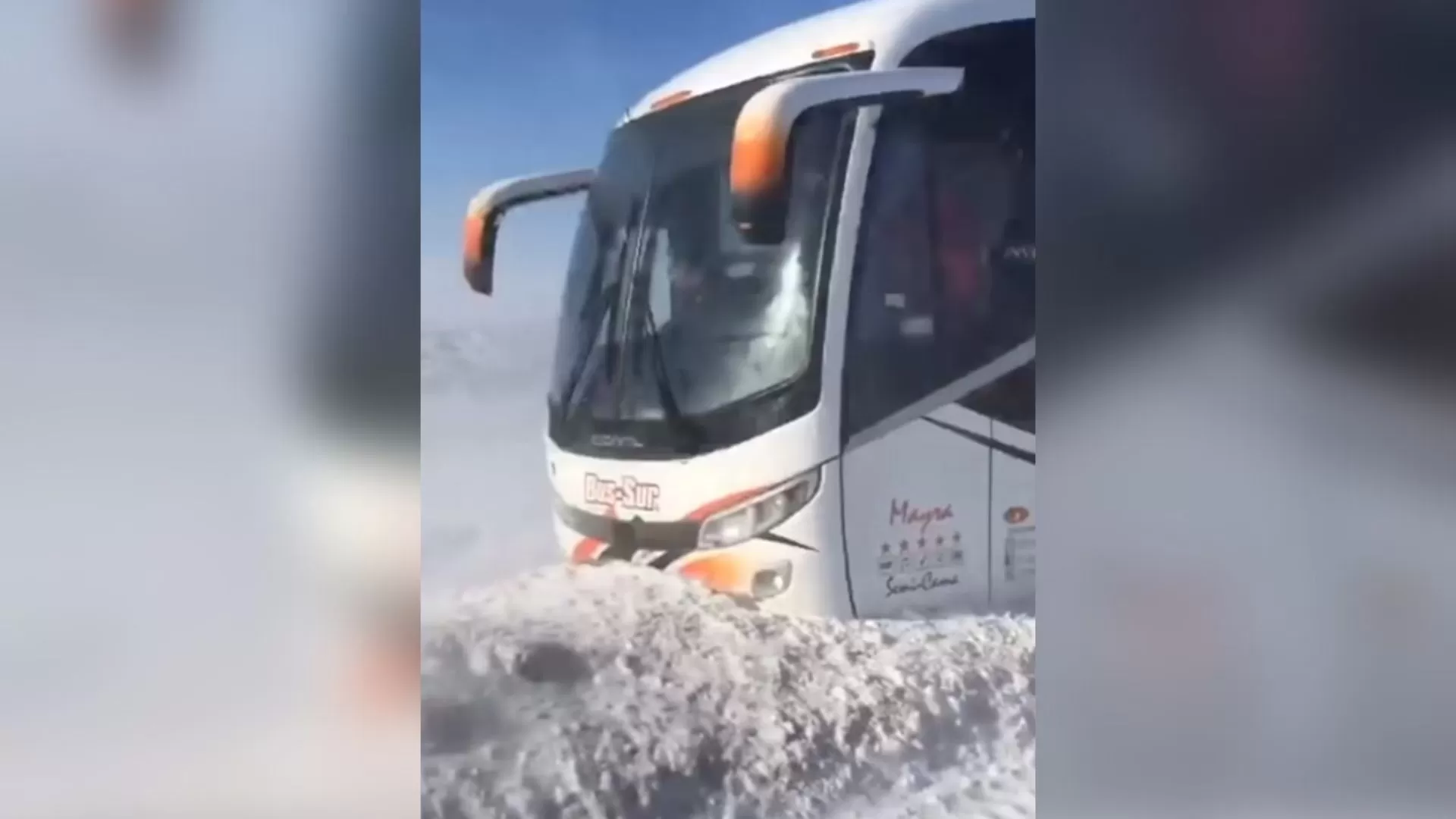 Uno colectivo quedó atascado por la nieve cerca de la Cuesta de Miguez